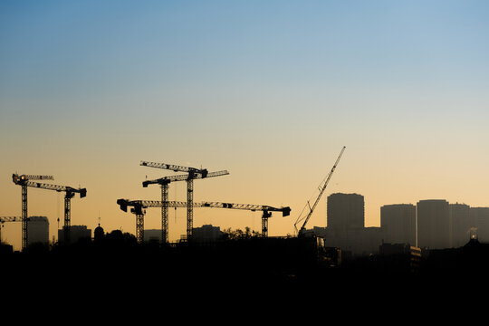 Des silhouettes de grues de chantier dans la ville de Paris