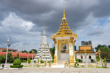 王宮に隣接する仏教寺院であるシルバーパゴダ