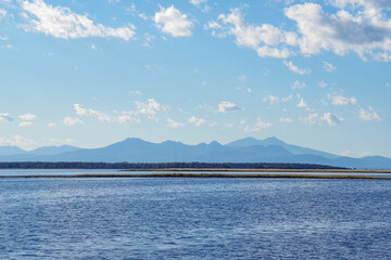 枯れたミズナラが並ぶ野付半島のナラワラ