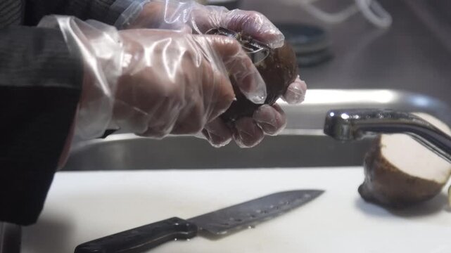 こんにゃく芋の皮をむく女性