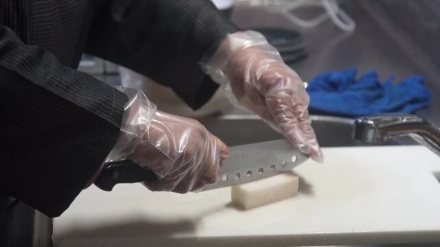 こんにゃく芋を切る女性