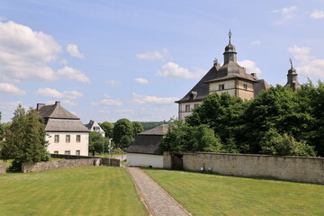 blick auf die Deutschordenskommende M&uuml;lheim im Warsteiner Ortsteil Sichtigvor im Sauerland