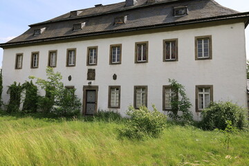 blick auf die Deutschordenskommende M&uuml;lheim im Warsteiner Ortsteil Sichtigvor im Sauerland