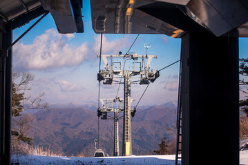 높은 산으로 올라가는 케이블카