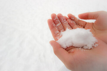手のひらに積もる雪にみえる塩のアップ