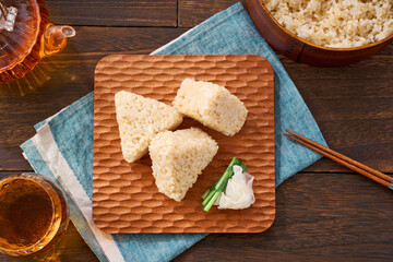 玄米の三角おにぎり