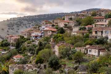 Obraz premium Hangdorf mit Ruinen und historischen Steinhäusern in Abendlicht, Qeparo, Qark Vlora, Albanien