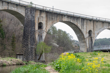 春の公園とアーチ型の鉄道橋