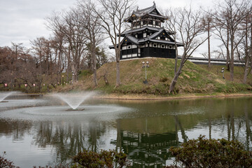 噴水のある堀と日本の城
