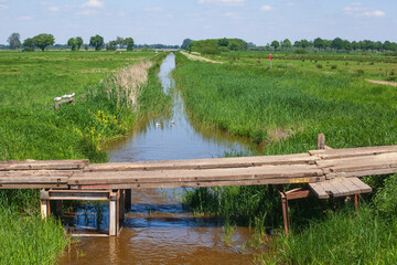 Holzbr&uuml;cke an einem Kanal mit Wiese, Lembruch, Niedersachsen, Deutschland