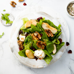 Apple salad with goat cheese and walnut