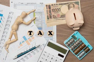 確定申告で苦労するデッサン人形のイメージ