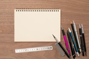 無地のリングノートとシャーペンや鉛筆と定規