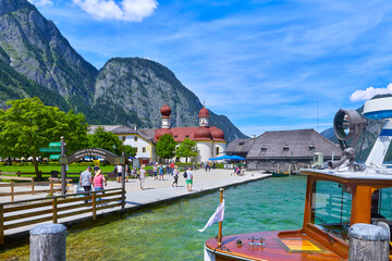 Sch&ouml;ner Blick auf den K&ouml;nigssee, mit der ber&uuml;hmten Wallfahrtskirche St. Bartholom&auml;. In Bayern, Deutschland.
