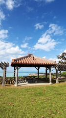 沖縄の建物と空