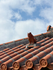 屋根に座るシーサー