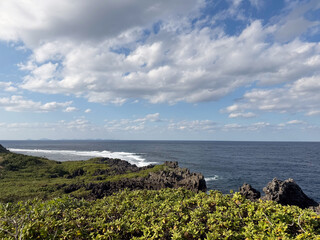 沖縄の海と空と崖