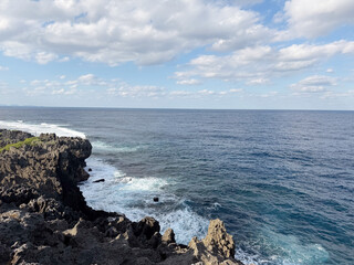 沖縄の海と空と崖