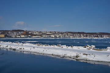 北海道　船上から見たオホーツク海の流氷と能取岬
