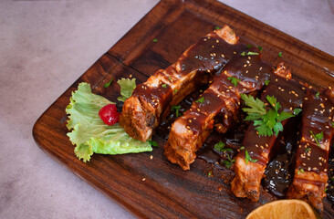 Tres costillas de cerdo asadas a la bbq 