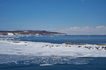 北海道　船上から見たオホーツク海の流氷と能取岬