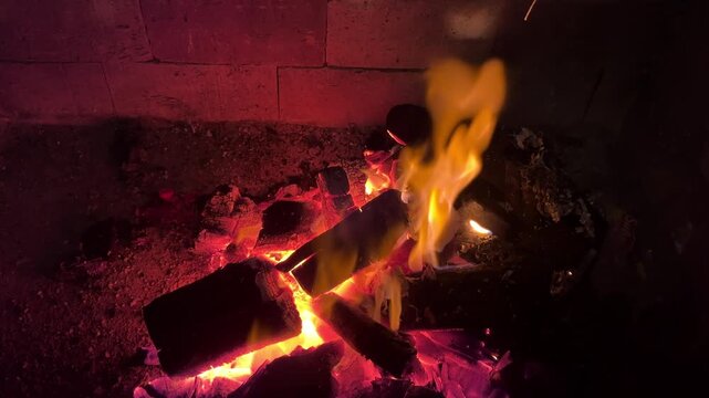 fogo chama em churrasqueira com carv&atilde;o 
