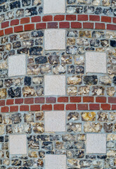 Mur courbe en pierre, briques et coquillages, Hauts-de-France, France