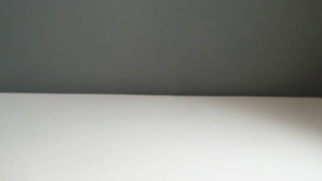 竹ざるに盛られた貝類が海の恵みを感じさせる静物表現