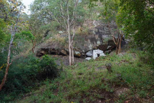 H&uuml;tte aus Stein unter einem gro&szlig;en Felsen, Landschaftsfotografie Region Coonoor, Kulturlandschaft,