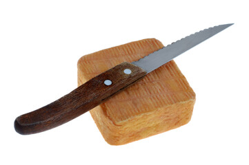 Maroilles avec un couteau en gros plan isol&eacute; sur fond blanc