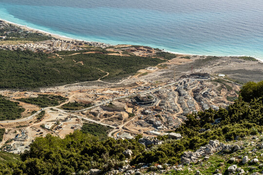 Blick vom Llogara-Pass auf K&uuml;ste und Baustelle, Llogara, Qark Vlora, Albanien