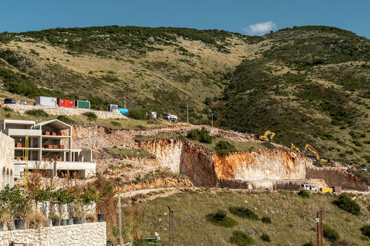 Gro&szlig;baustelle eines Resorts mit Baggern in K&uuml;stenlandschaft, Jala, Qark Vlora, Albanien