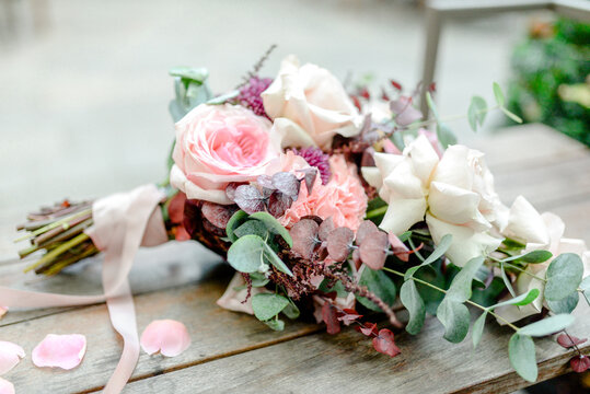 Bouquet della sposa appoggiato su un piano di legno 