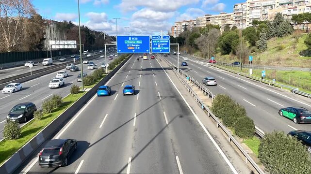 Coches time lapse en autopista y circulaci&oacute;n en carretera con tr&aacute;fico