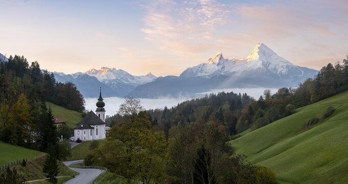 Maria Gern pilgrimage church at sunrise, behind Sch&ouml;nfeldspitze and the Watzmann, in autumn, Berchtesgaden Alps, Berchtesgaden, Berchtesgadener Land, Upper Bavaria, Bavaria, Germany