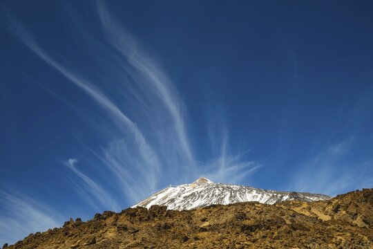 Feather clouds, Pico del Teide, 3718m, Parque Nacional de las Ca&ntilde;adas del Teide, Teide National Park, UNESCO World Heritage Site, Tenerife, Canary Islands, Spain