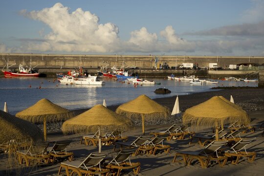 Beach, parasols and sunbeds, Playa San Juan, Playa de San Juan, Province of Santa Cruz de Tenerife, West Coast, Tenerife, Canary Islands, Spain