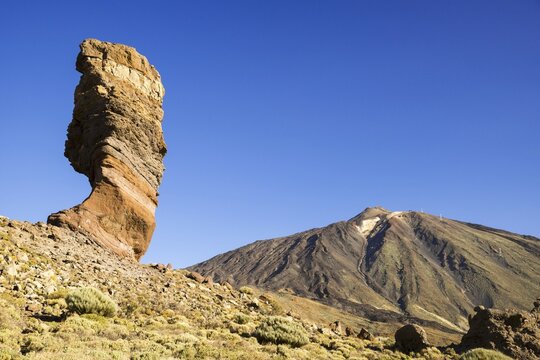 Roques de Garcia, lava rock formations, behind them the Pico de Teide, 3718m, Parque Nacional de las Ca&ntilde;adas del Teide, Teide National Park, UNESCO World Heritage Site, Tenerife, Canary Islands, Spain