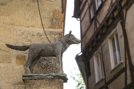 Dog sculpture with chain, house wall, Esslingen, Baden-W&uuml;rttemberg, Germany