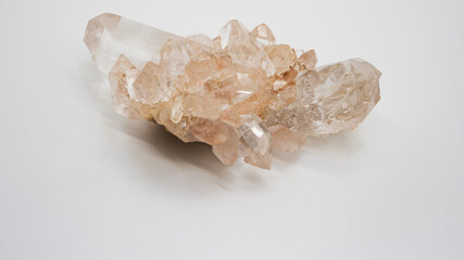 淡いピンク色の水晶クラスター 白背景