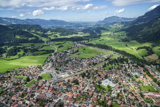 Aerial view, paragliding flight, view of Oberstdorf and Illertal, behind Gr&uuml;nten, Oberallg&auml;u, Allg&auml;u, Bavaria, Germany