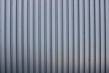 Détail de tôle de bardage d'un bâtiment en bardage noir gris anthracite, lame verticale