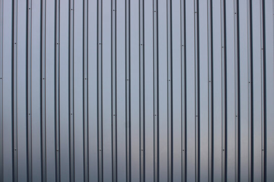 D&eacute;tail de t&ocirc;le de bardage d'un b&acirc;timent en bardage noir gris anthracite, lame verticale