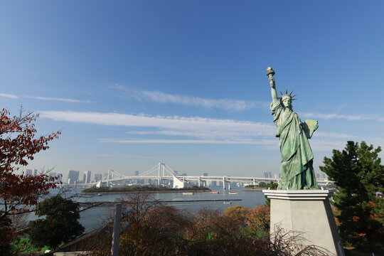 Estatua de la libertad en miniatura en la bah&iacute;a de Odaiba Tokio, Jap&oacute;n
