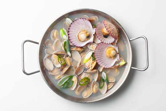  가리비는 가리빗과와 큰집가리빗과의 조개를 통틀어 이르는 말.
Scallop is a general term for shellfish of the scallop family and the scallop family.

