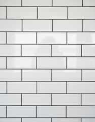 Fototapeta premium Clean white tiled surface with dark grout lines displaying a modern design element