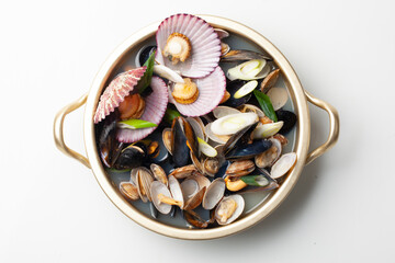 홍합과의 조개. 껍데기의 길이는 13cm, 높이는 6cm 정도이고 쐐기 모양이다
A clam of the mussel family. The shell is about 13 cm long and 6 cm high, and is wedge-shaped.

