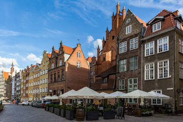 Obraz premium Gdansk Old Town Square, Poland - Historic Architecture and Outdoor Café