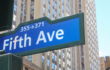 Obraz premium text fifth ave intersection new york manhattan usa