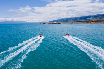 Obraz premium Jet Skis on Turquoise Waters, Qinghai Lake Aerial View